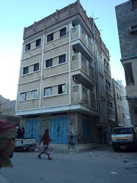 عماره تجاري وسكني عرطه للبيع في الديس قريب عالشارع العام