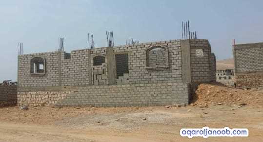 بيت للبيع واقف على السقف في المكلا خلف الربوه 20*20