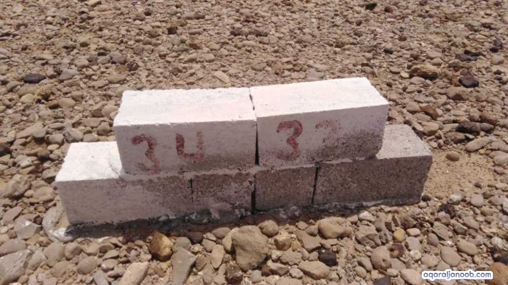 يوجد ارضيتين في العيص المكلا ملاصقات في بعضهم