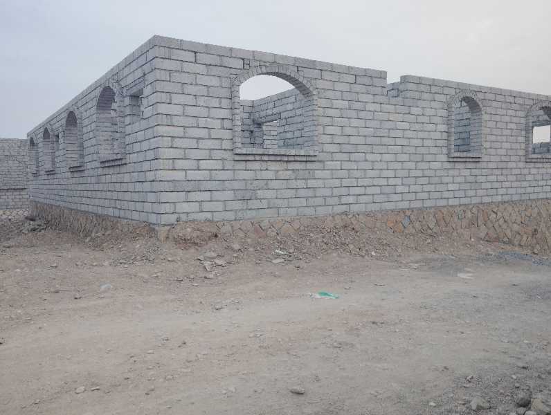 بيت عظم واقف على السقف